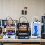 Imprimantes 3D abordables disposées sur une table, incluant Bambu Lab A1 mini et Creality Ender 3 V3 SE.