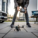 Un maker prépare un drone imprimé en 3D avant un essai vitesse