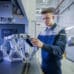 Un technicien contrôle une pièce Airbus imprimée en 3D en atelier