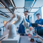 Un chercheur teste un bras robotique souple équipé de muscles artificiels