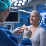Clinicien prépare un implant 3D pour chimiothérapie localisée du sein