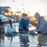 Des bénévoles transforment du plastique marin pour impression 3D sur un quai