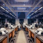 Un filament de robot souple se plie sous air comprimé en laboratoire