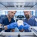 Un implant osseux 3D examiné par deux professionnels en laboratoire