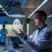Des chercheurs manipulent un œuf artificiel imprimé en 3D en laboratoire