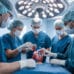 Équipe hospitalière prépare une chirurgie avec un modèle anatomique imprimé en 3D